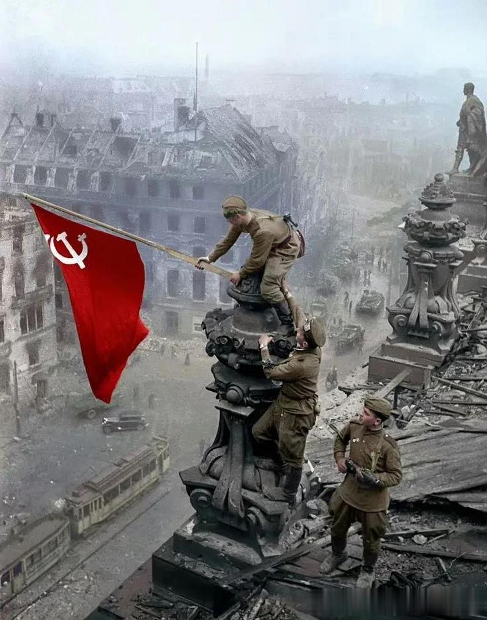 像78年前一样,苏联国旗再次自豪地飘扬在柏林国会大厦的屋顶上