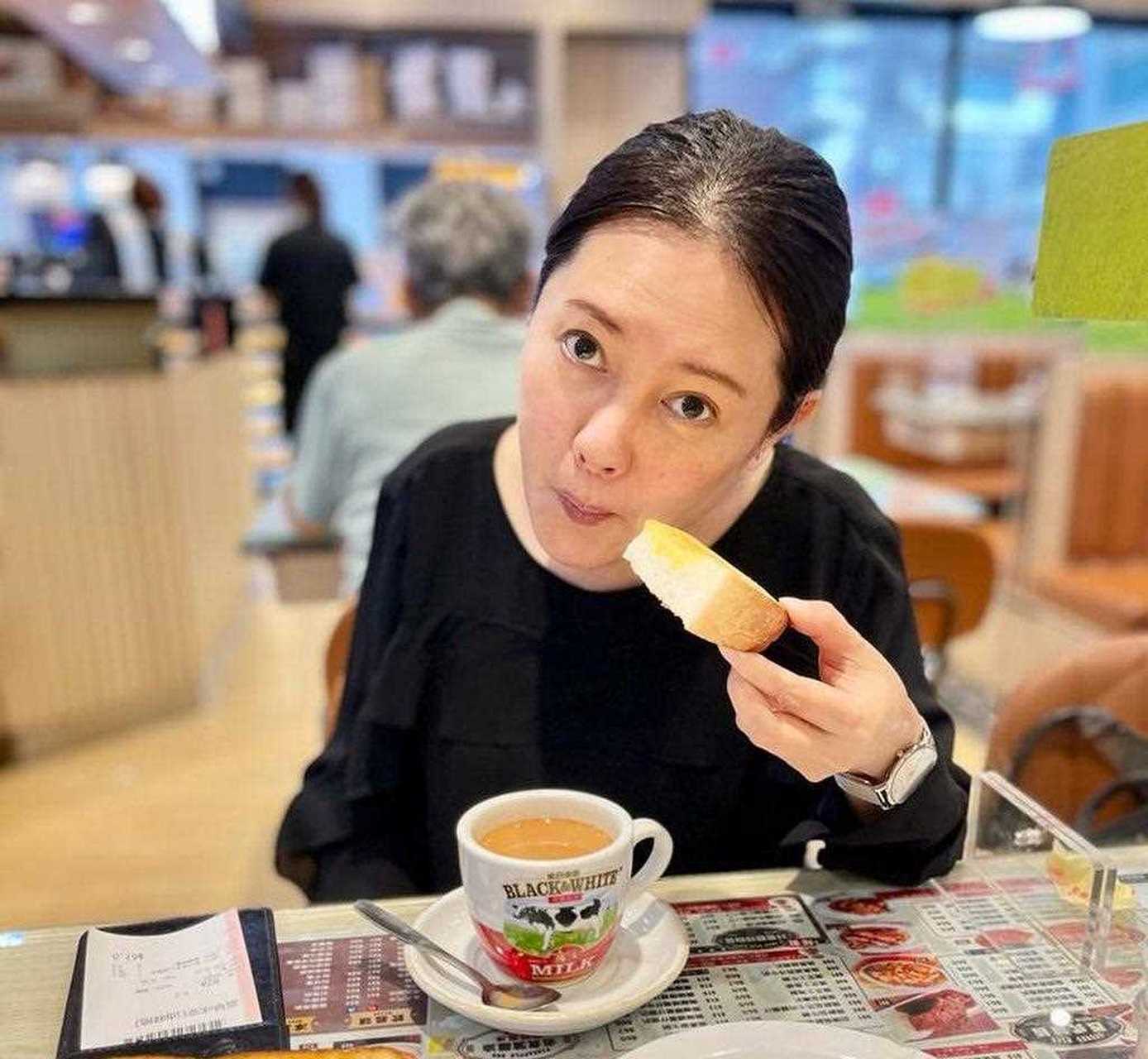 香港著名女星李丽珍的生活照,她今年已经56岁依然有气质[已阅]