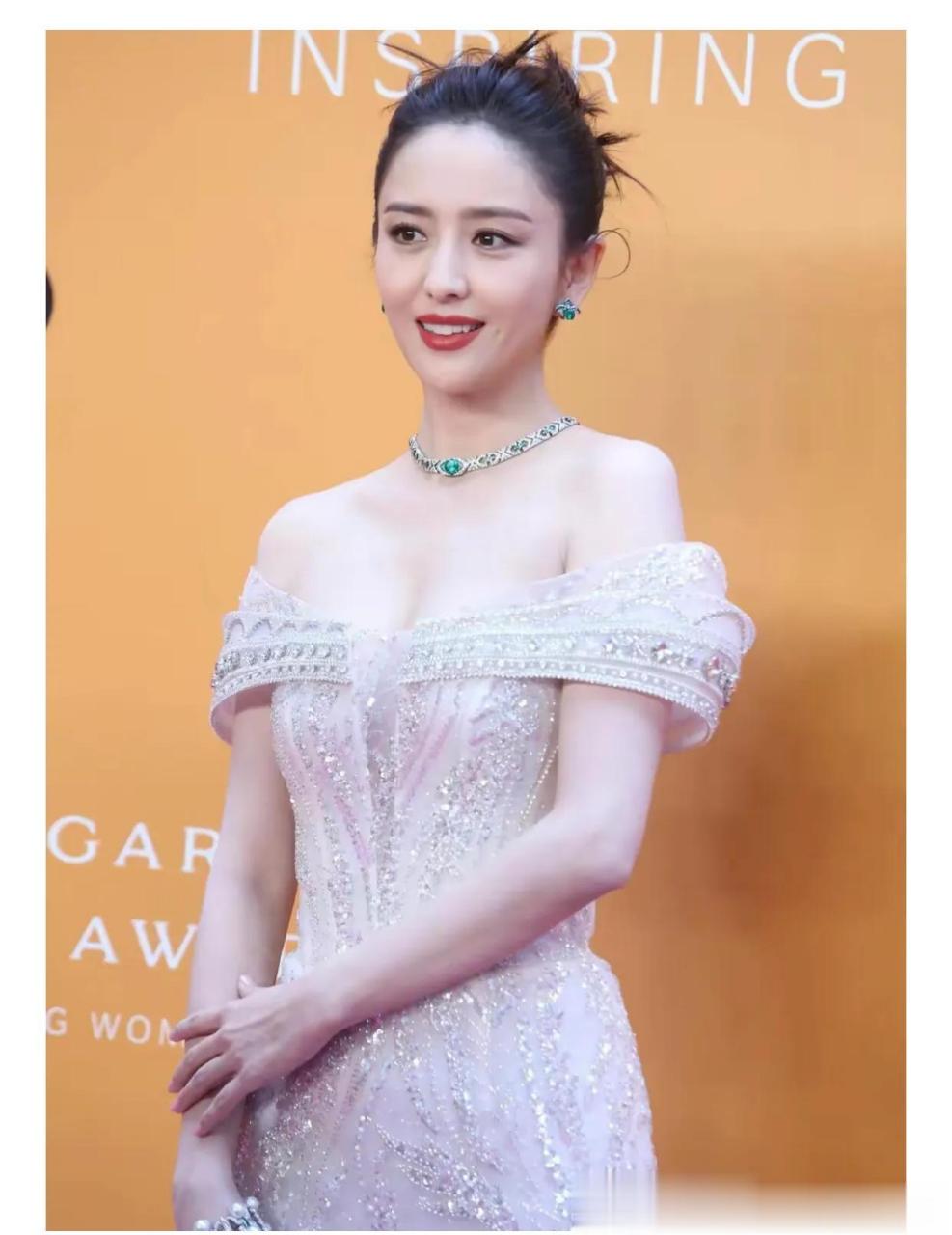 佟丽娅的活动生图,看起来圆润了许多,脖子都要和脸一样宽了.