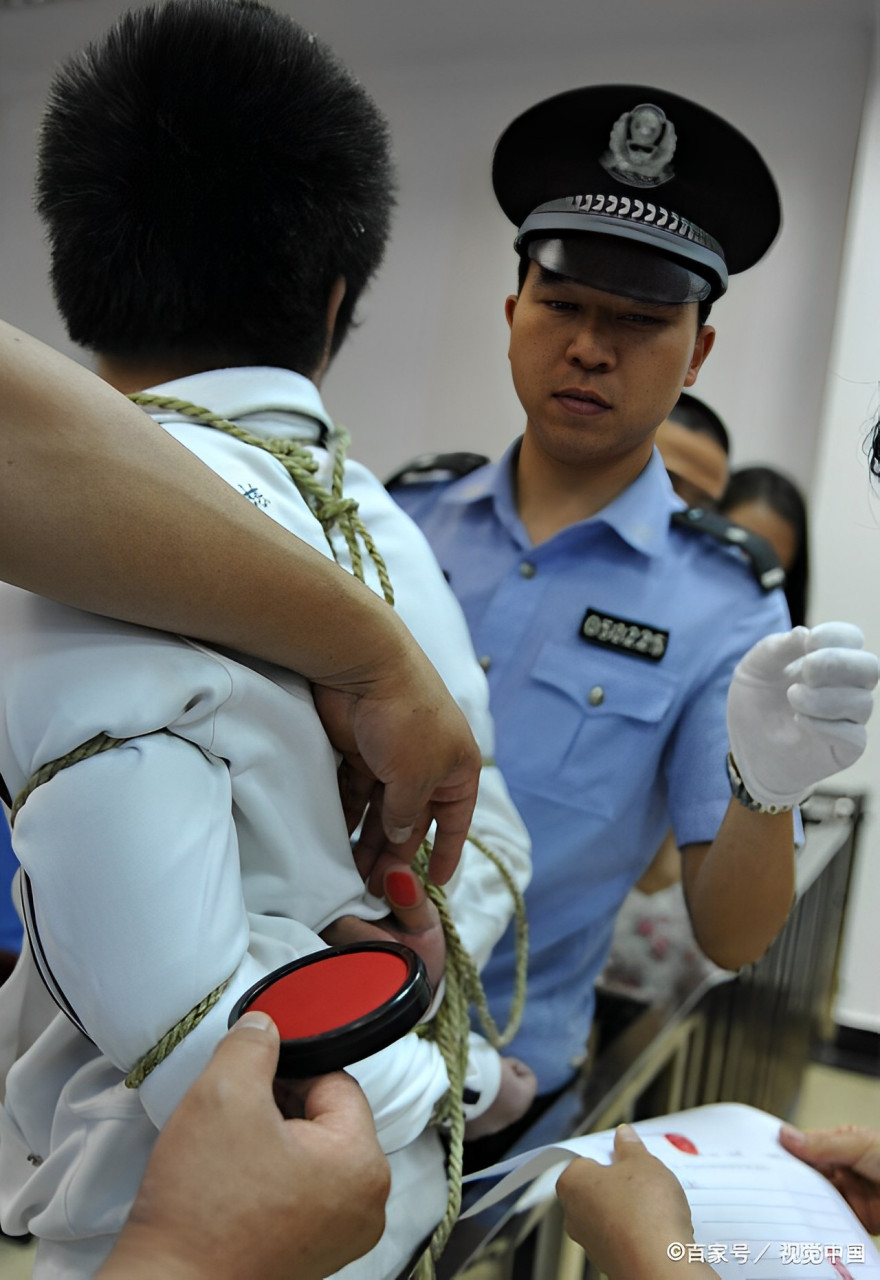 2012年,即将被执行死刑的林文栋服从法警的命令,用他被绑住的拇指在
