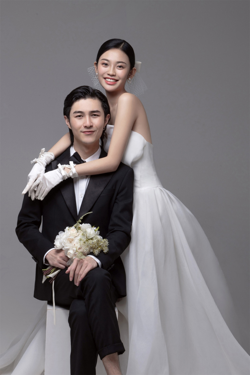 室内韩式极简婚纱照 新人之间简单俏皮的的互动 增加照片情感与温度