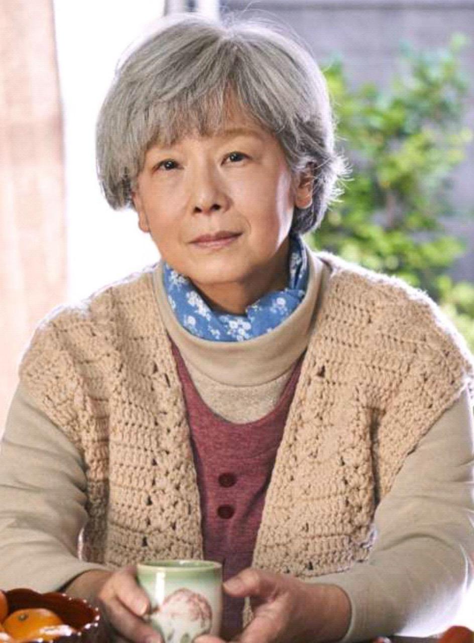 田中裕子头发白了气质真清冷,穿蓝色星点夹克配磨白牛仔裤,一身以蓝色