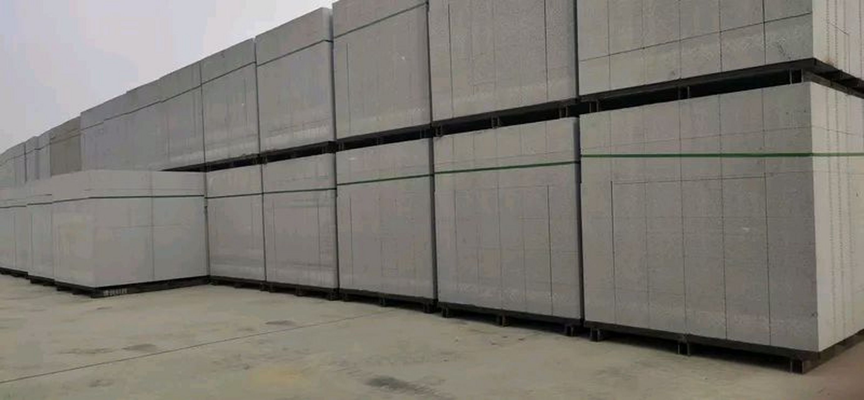 69轻质隔墙板是一种新型节能环保墙体材料,现阶段广泛应用于新型