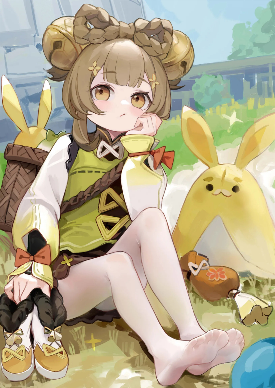 原神瑶瑶:月桂树的精灵  瑶瑶棕色长发在头顶扎在麻花蝴蝶结,两侧各挂