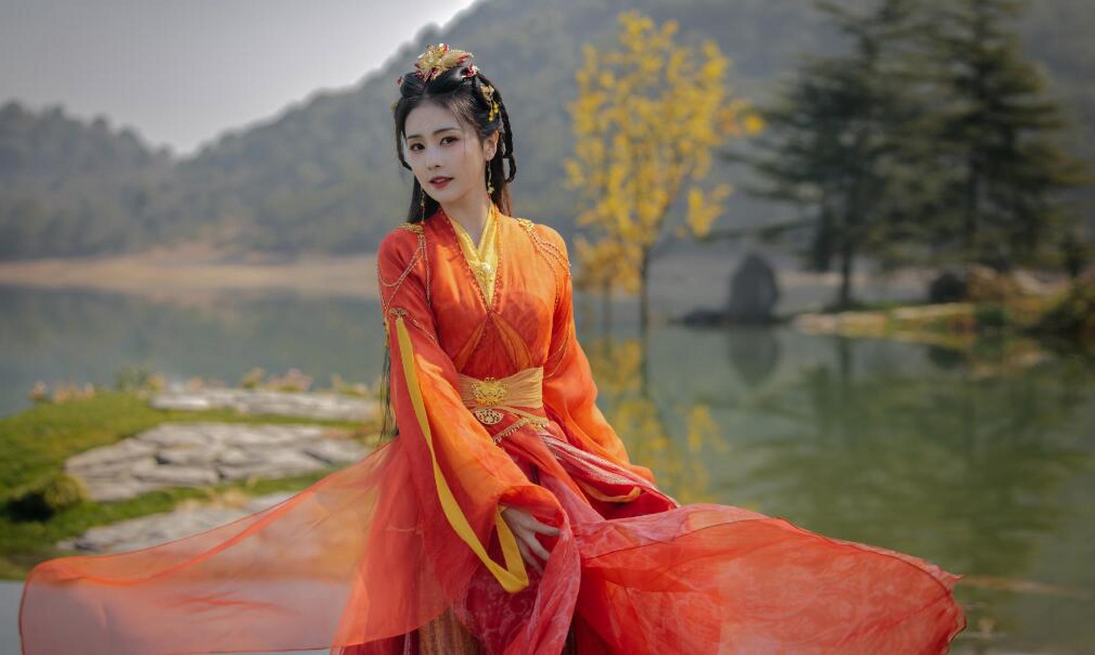 白鹿,身穿古装温柔美好,整个人明媚动人,娇艳欲滴.