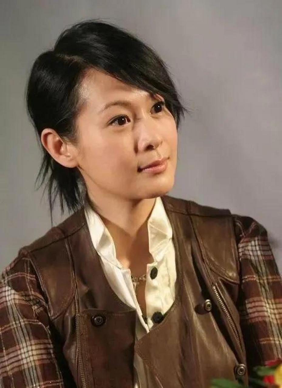 刘若英一袭荧光绿抹胸裙现身深圳演唱会,大家还能认得出来?