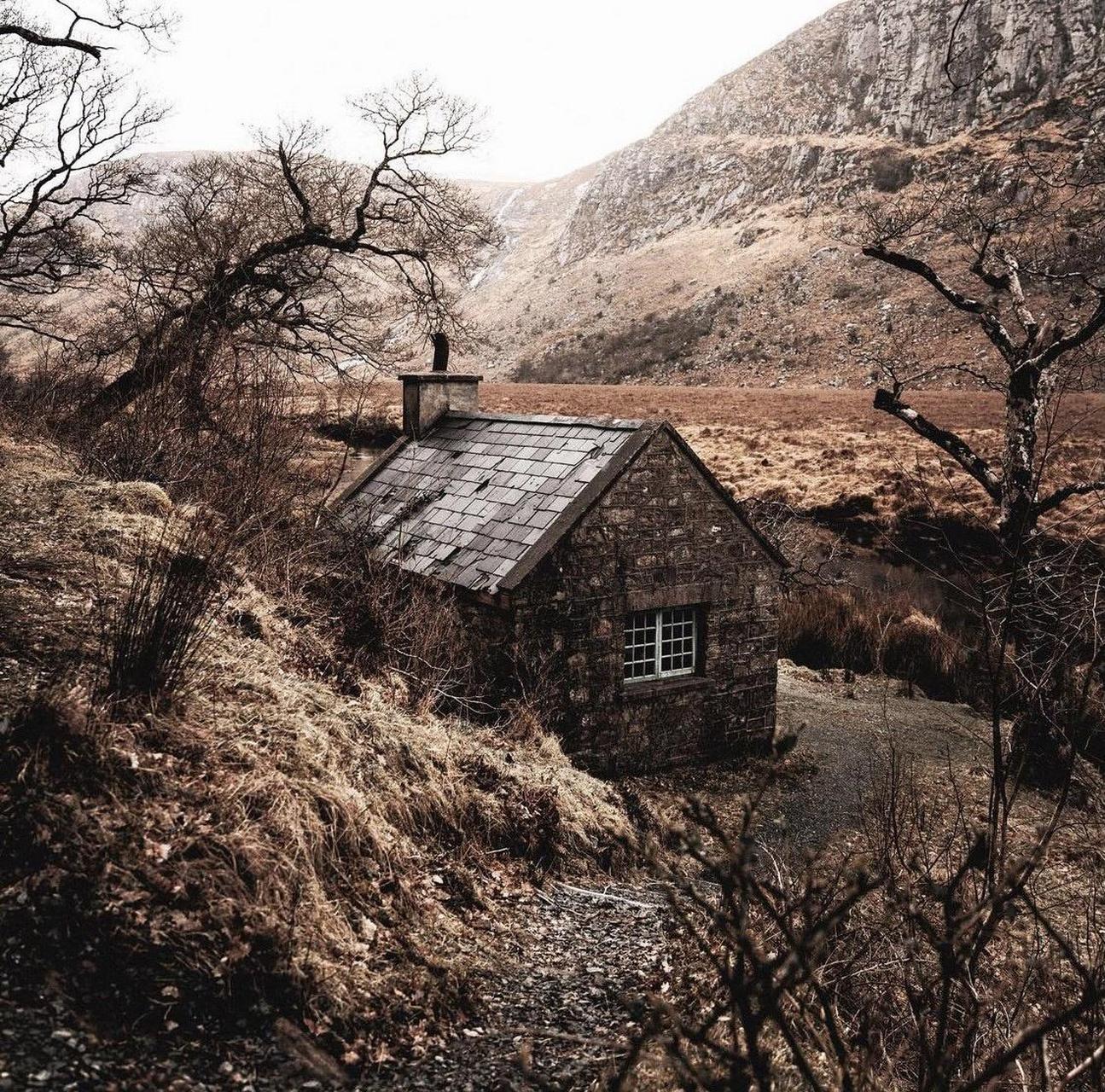 深秋的农舍 爱尔兰多内加尔郡,格伦威国家公园.