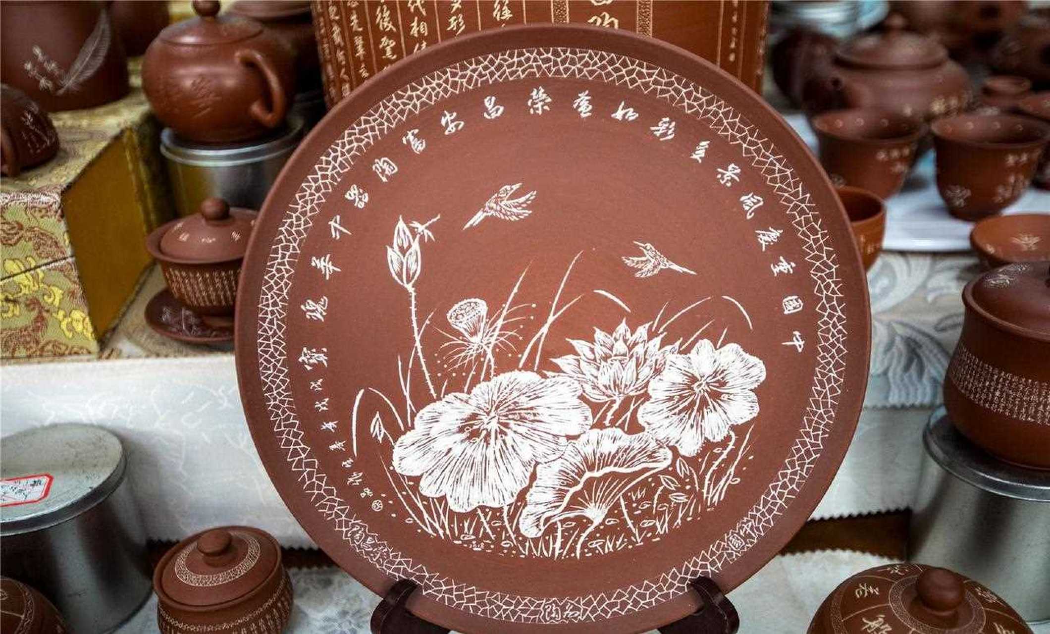 荣昌安陶享有"薄如纸,亮如镜,声如磬"的美誉,在我国陶瓷界拥有很高的