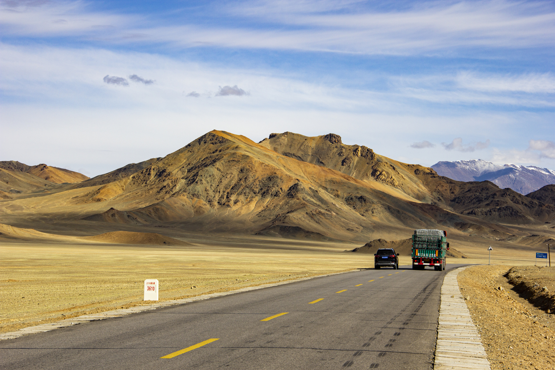 从西藏阿里地区的狮泉河镇至新疆和田县的大红柳滩,全程580公里,要