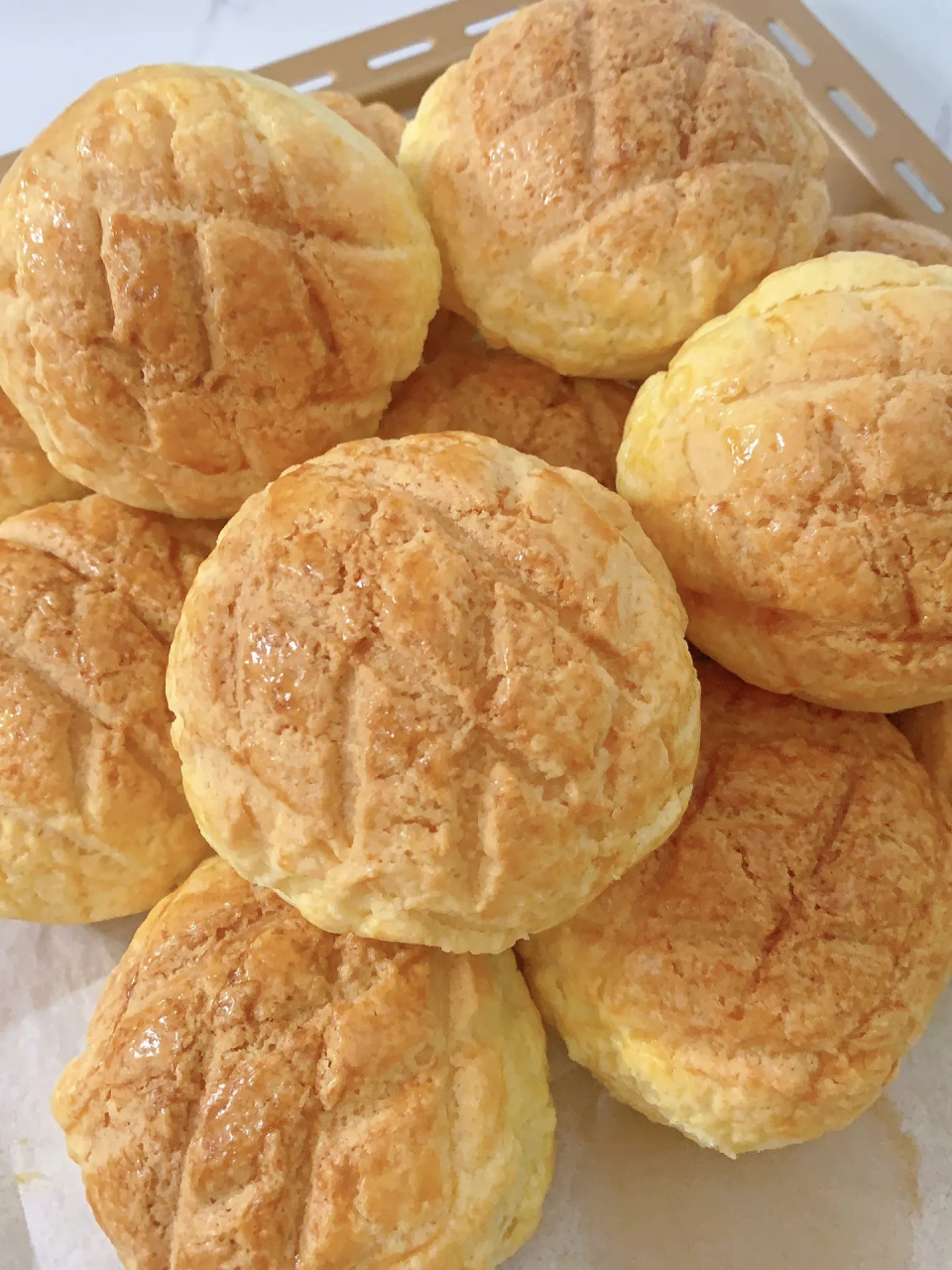 酥到掉渣的迷你菠萝包 小时候特别喜欢吃菠萝包,外皮酥酥甜甜,回味