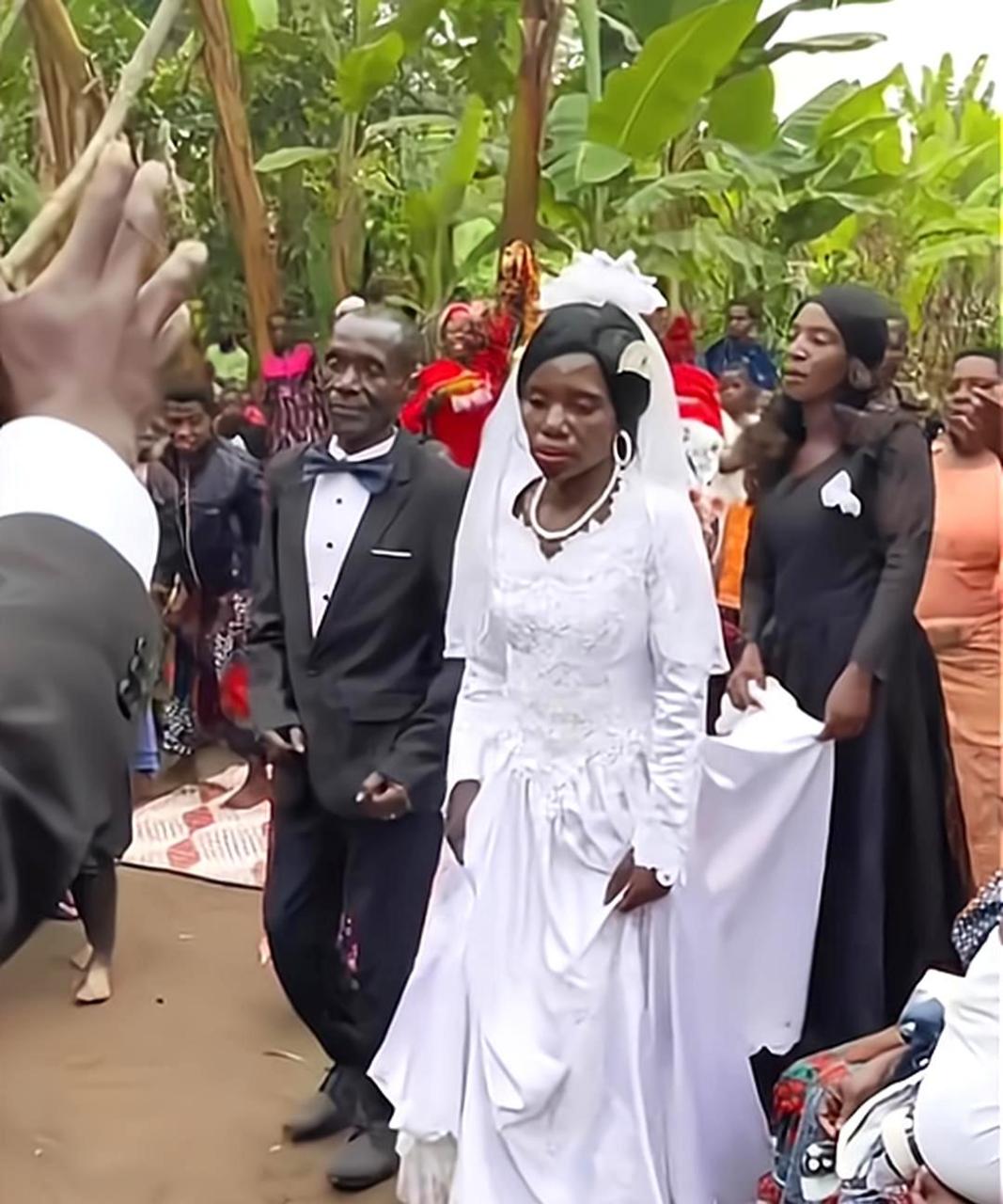 这位非洲新娘穿着白色婚纱,看起来并没有那么黑