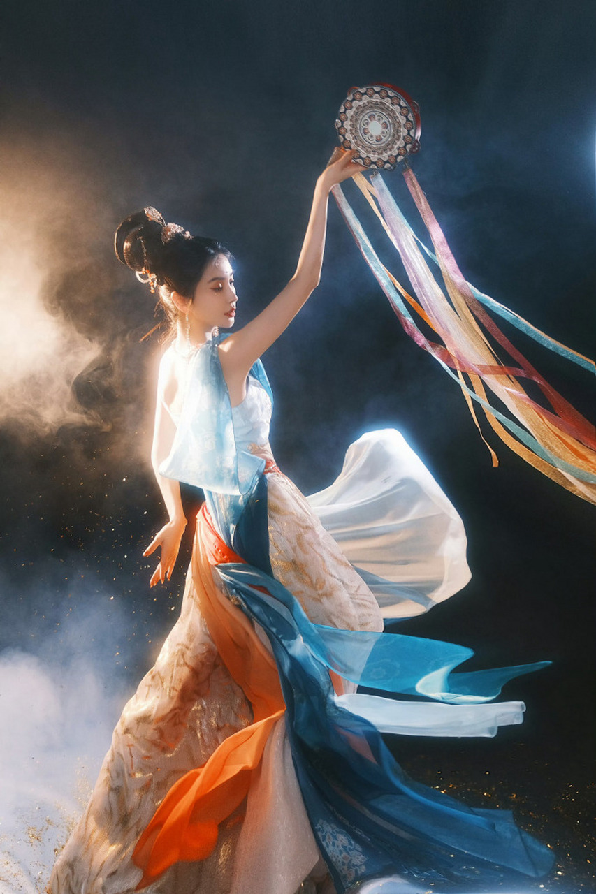 angelababy敦煌飞天妆容大片,融合了古代中国和西方的美学元素,让人们