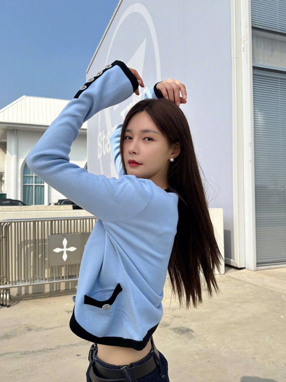 沈梦辰真的很会穿衣服  衣品很好穿搭呼应度高  肚脐的大钻脐钉配露腰