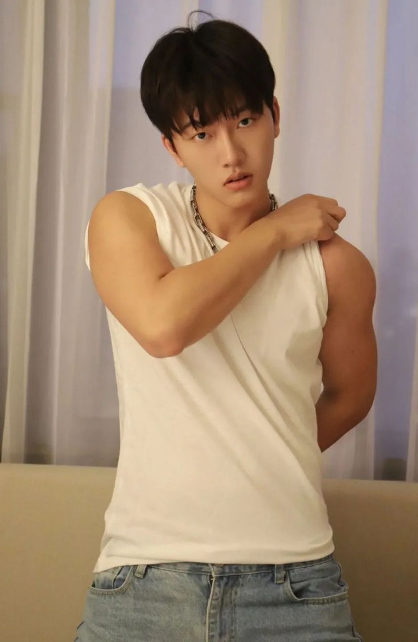 北京腹肌奶狗体育生,禁欲系帅哥超会撩!#帅哥# #腹肌男孩