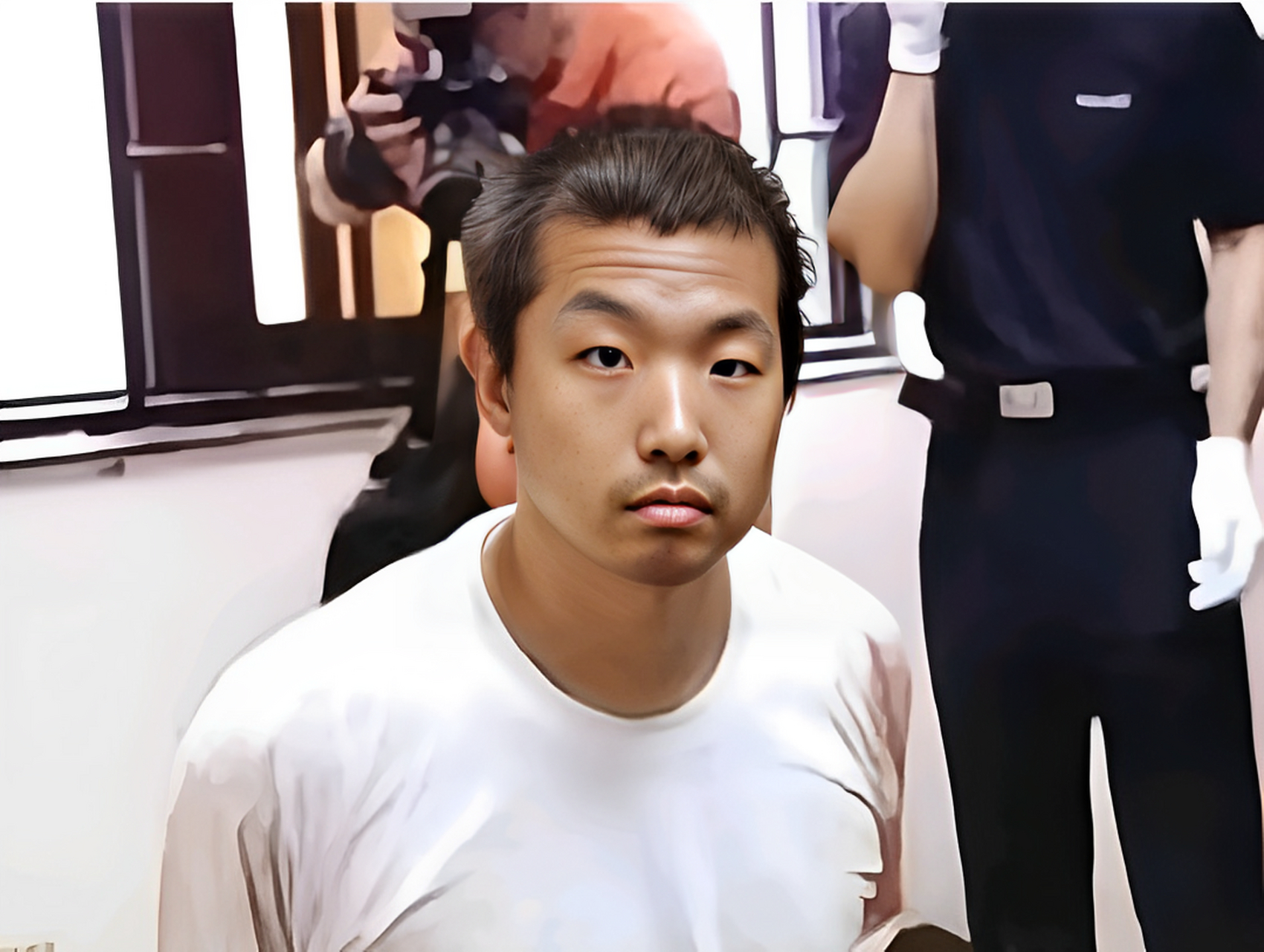 2008年7月1日,在闸北分局警员致6人死亡,4人受伤的杨佳一脸茫然,仿佛