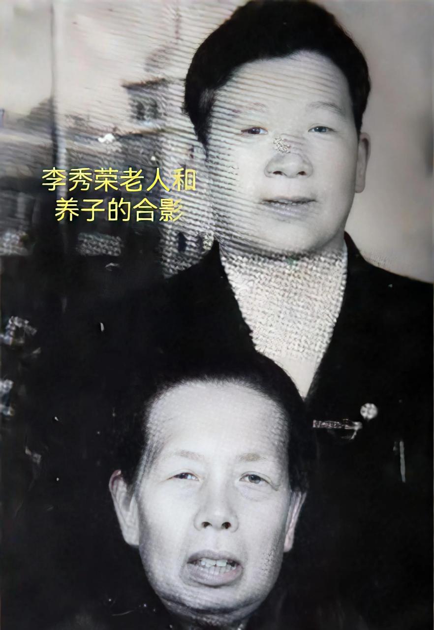 照片中哭泣的老人叫李秀荣,1945年日本投降后,家住哈尔滨的李秀荣在