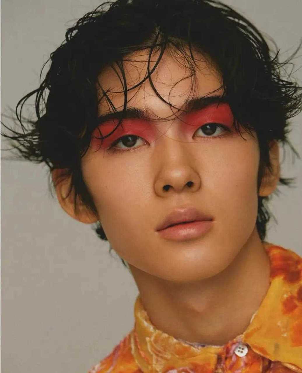 被誉为"日本第一美少年"的藤间斋登上vogue japan 开年刊,受邀演绎一