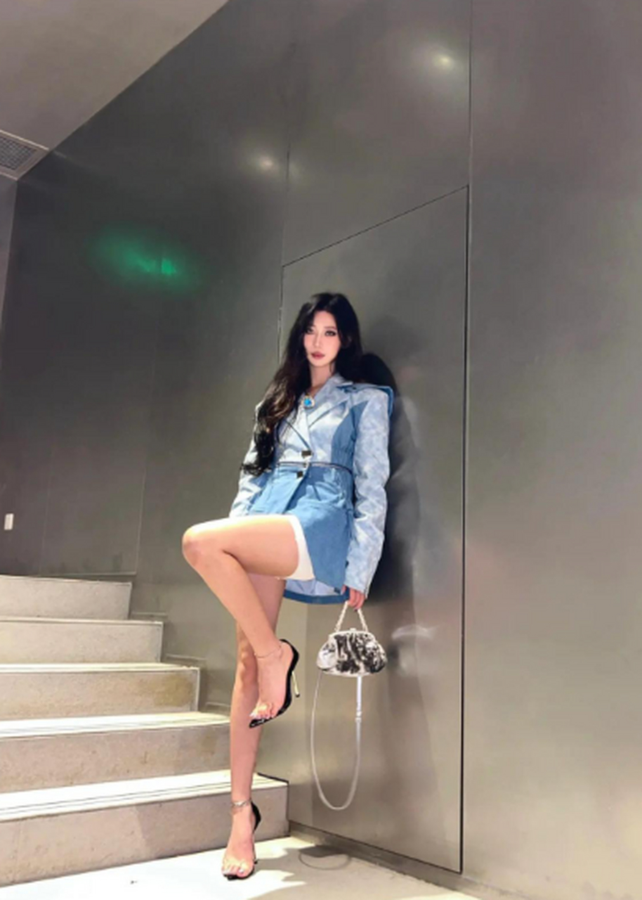 楼梯台阶拍照,哪个姿势最撩人