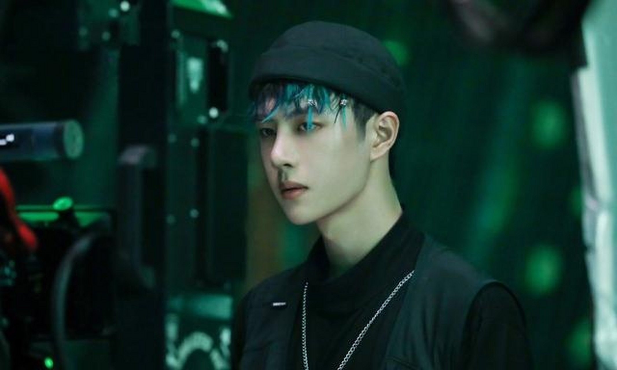 王一博本身就是一个看似高冷的人,再加上他这个人平时不苟言笑,话也少