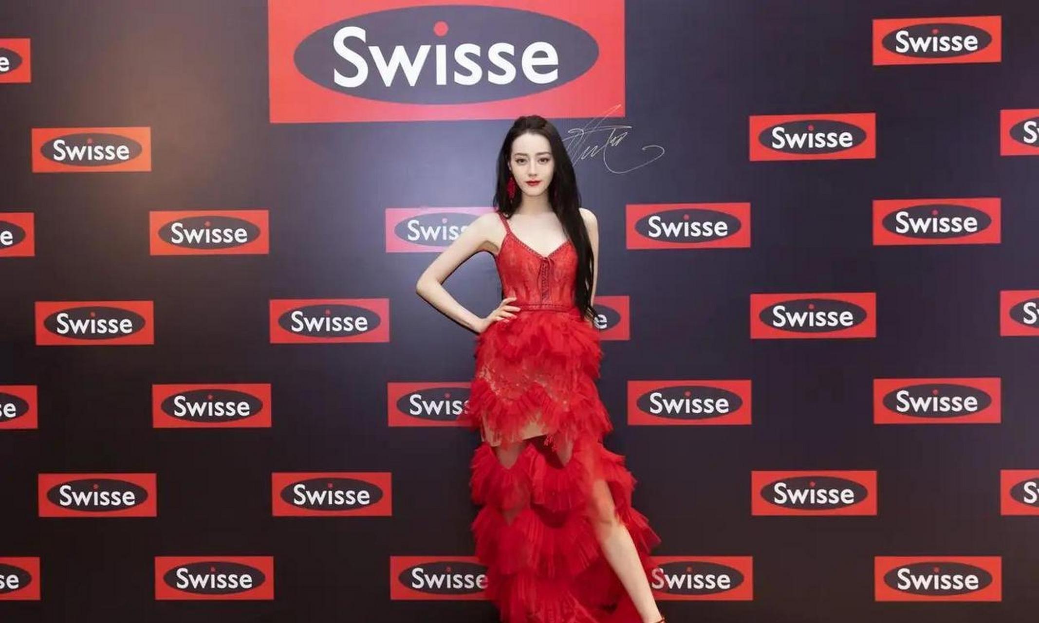 迪丽热巴红裙配上骄艳红唇,性感妩媚