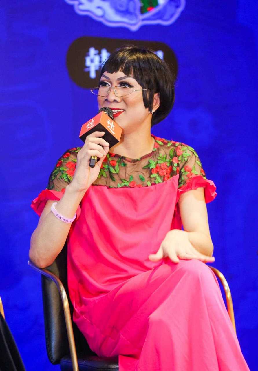 他画着夸张的女妆,"百因必有果,你的报应就是我"成了网红金句,韩美娟