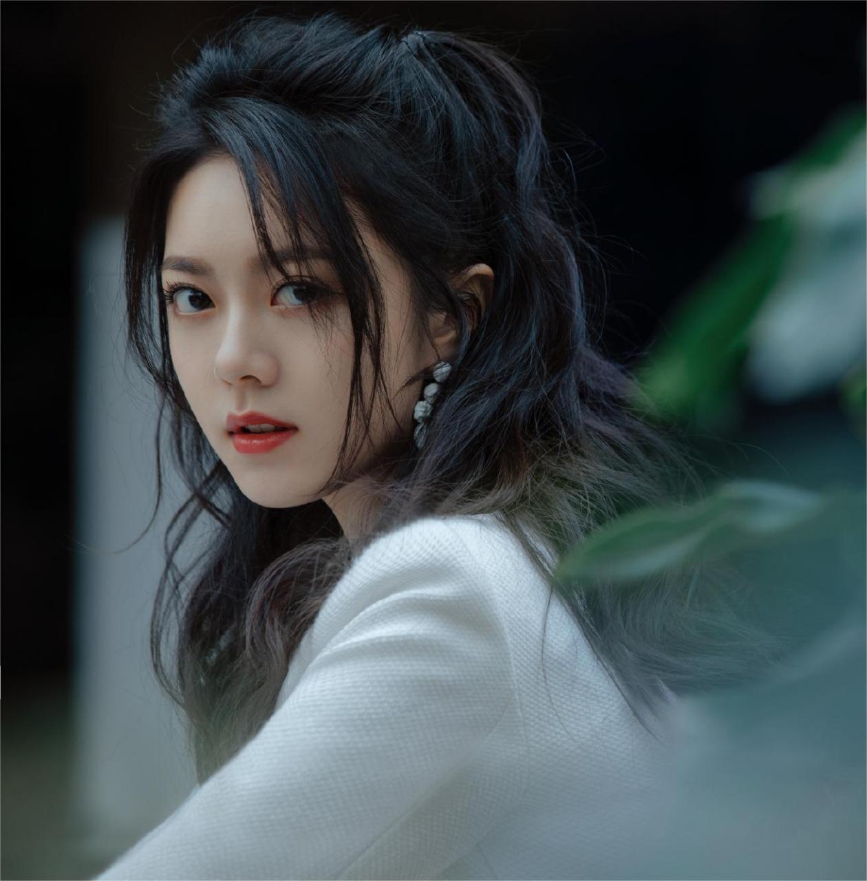 赵今麦这身小香风格的纯白外套真是令人惊艳.