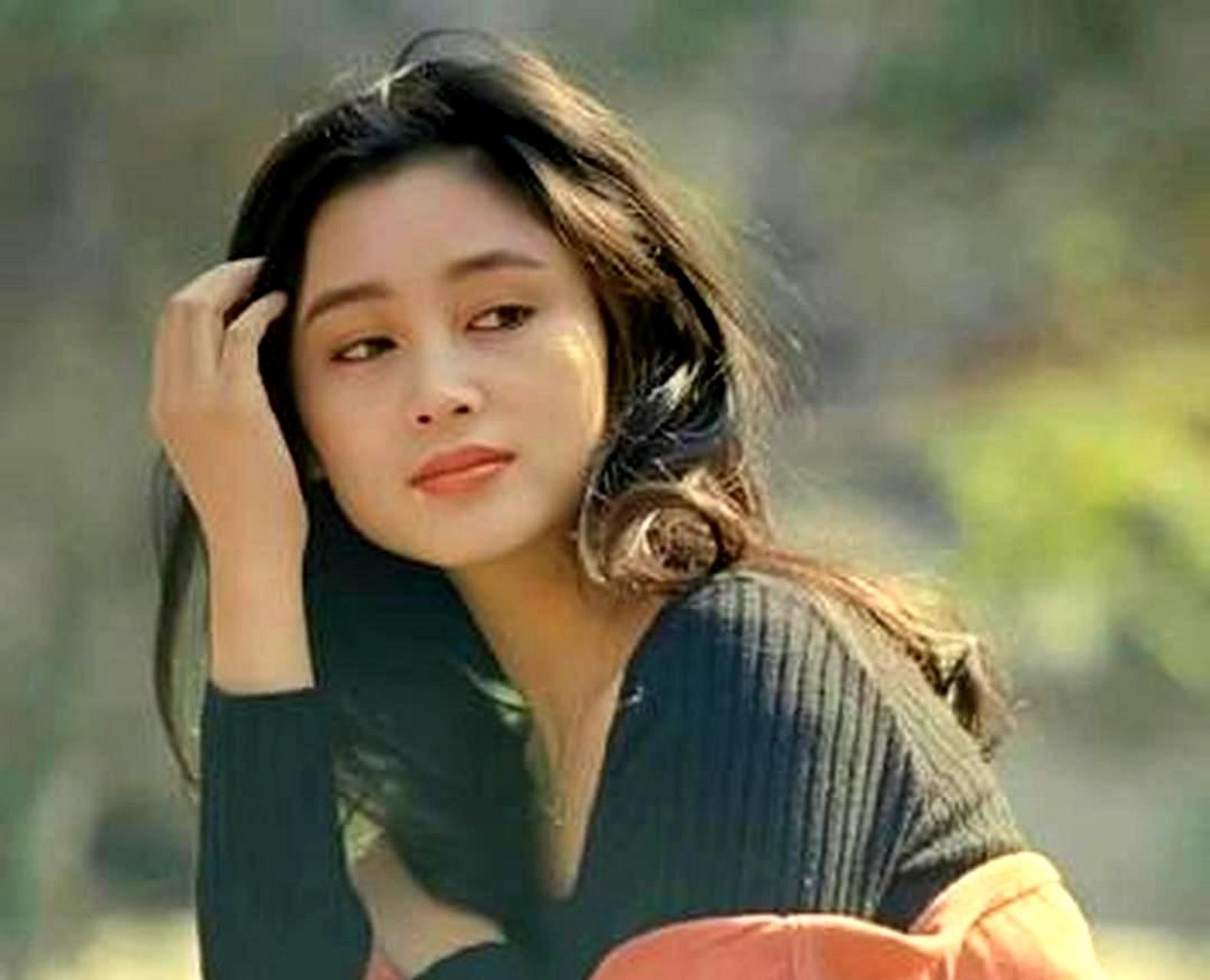 陈红年轻时的美貌令人惊艳,看完旧照后更加感叹陈凯歌的独具慧眼.