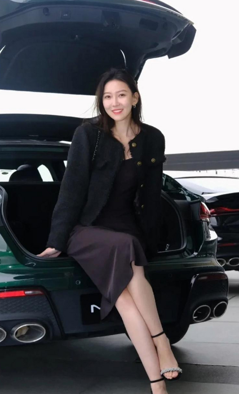 企业女高管,今年30岁还是单身,高挑身材大长腿甜美御姐,高颜值气质型