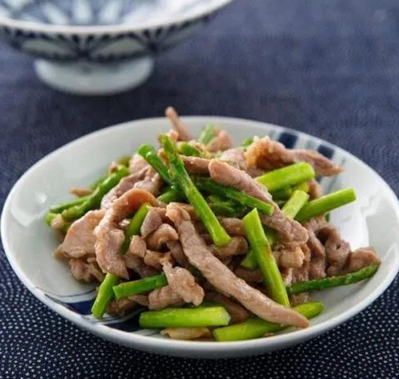 蘆筍炒肉絲 食材:蘆筍350克,肉絲150克,青椒一個,生抽2勺,生薑絲少許