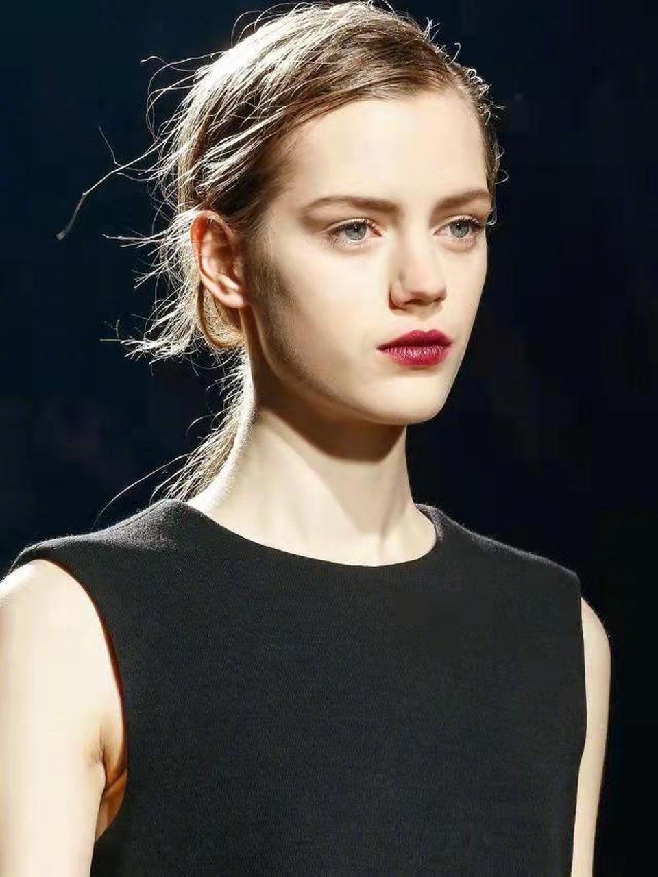 今日份心动来自esther heesch,德国超模艾瑟·希施,拥有一对迷人的绿