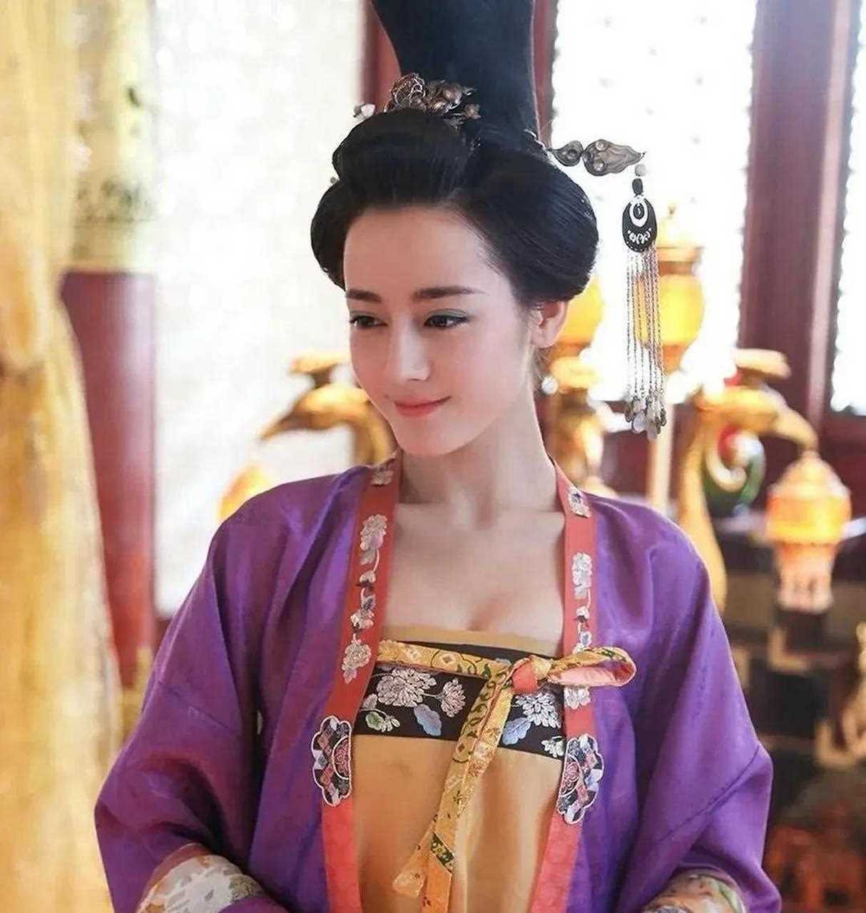 迪丽热巴她脖子那颗痣现在都没了,是点掉了吧,以前的虎牙也没了,美女
