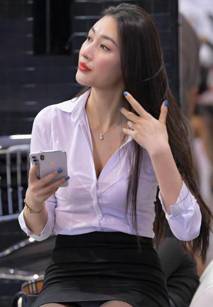 白上衣黑短裙,这样的大姐好迷人!