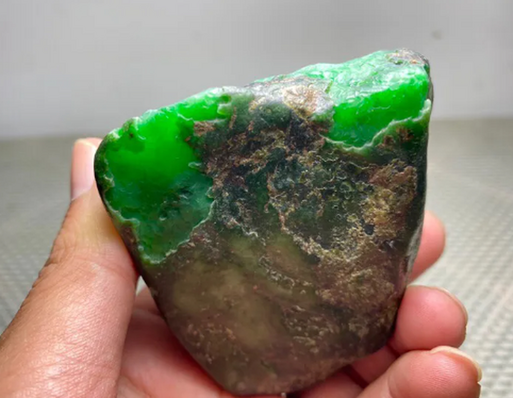 点击头像看直播##翡翠原石#会卡戒面色料,345克,多处已开窗,冰阳绿