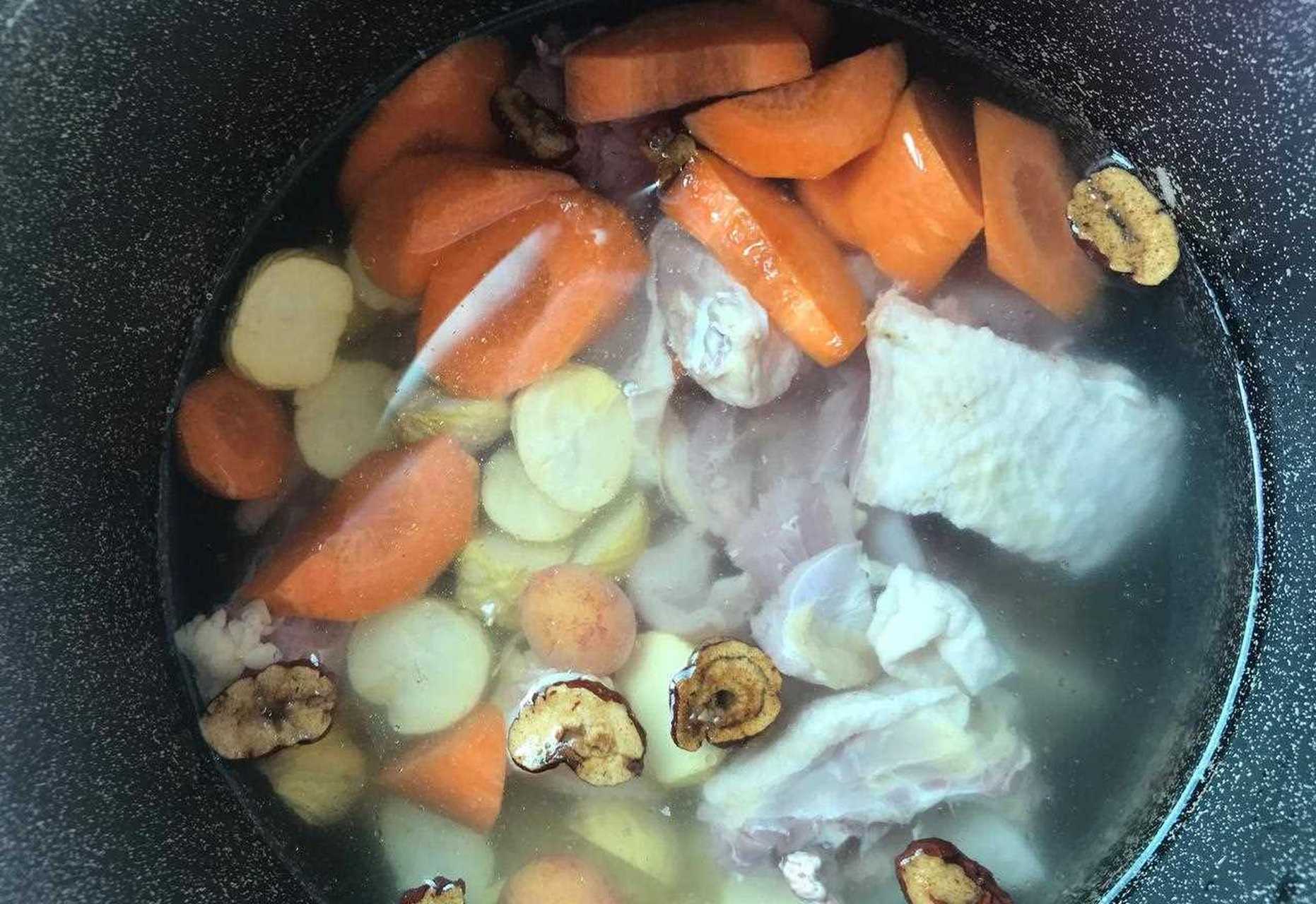 今日午餐分享[害羞 板栗红萝卜老母鸡汤[舔屏 这个汤也太好喝了吧!