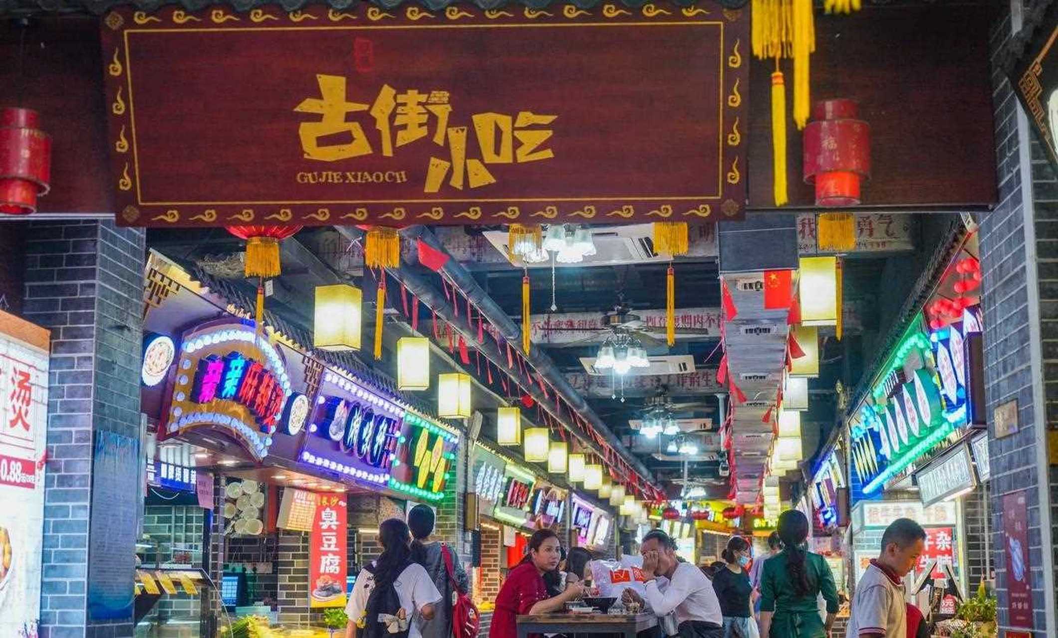 河源的太平古街,叫卖声此起彼伏,人来人往,特别热闹.
