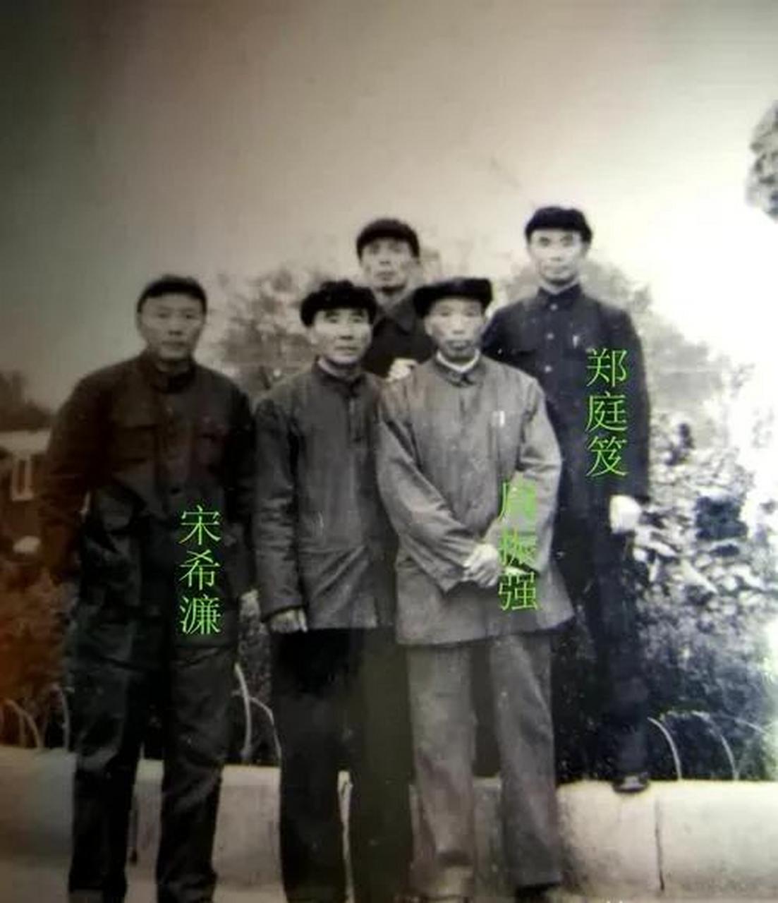 功德林里有一位战犯叫周振强,只要大家一谈到是怎样被俘的,他总是那么