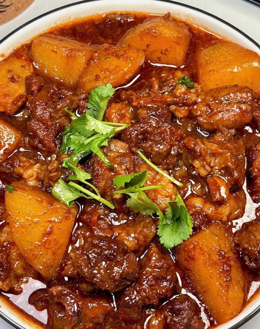 土豆炖牛肉 食材准备73 牛肉,土豆,葱姜蒜 16615牛肉和土豆切小