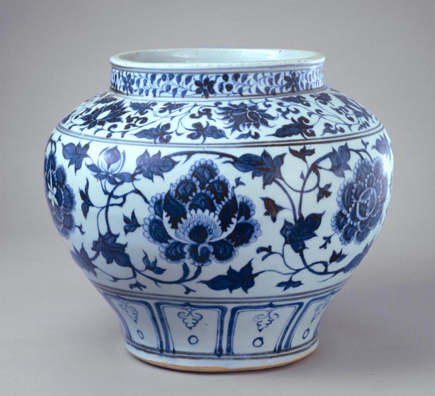 青花瓷经典纹饰介绍:缠枝纹  缠枝纹,又叫"长寿藤",是青花瓷器最常见