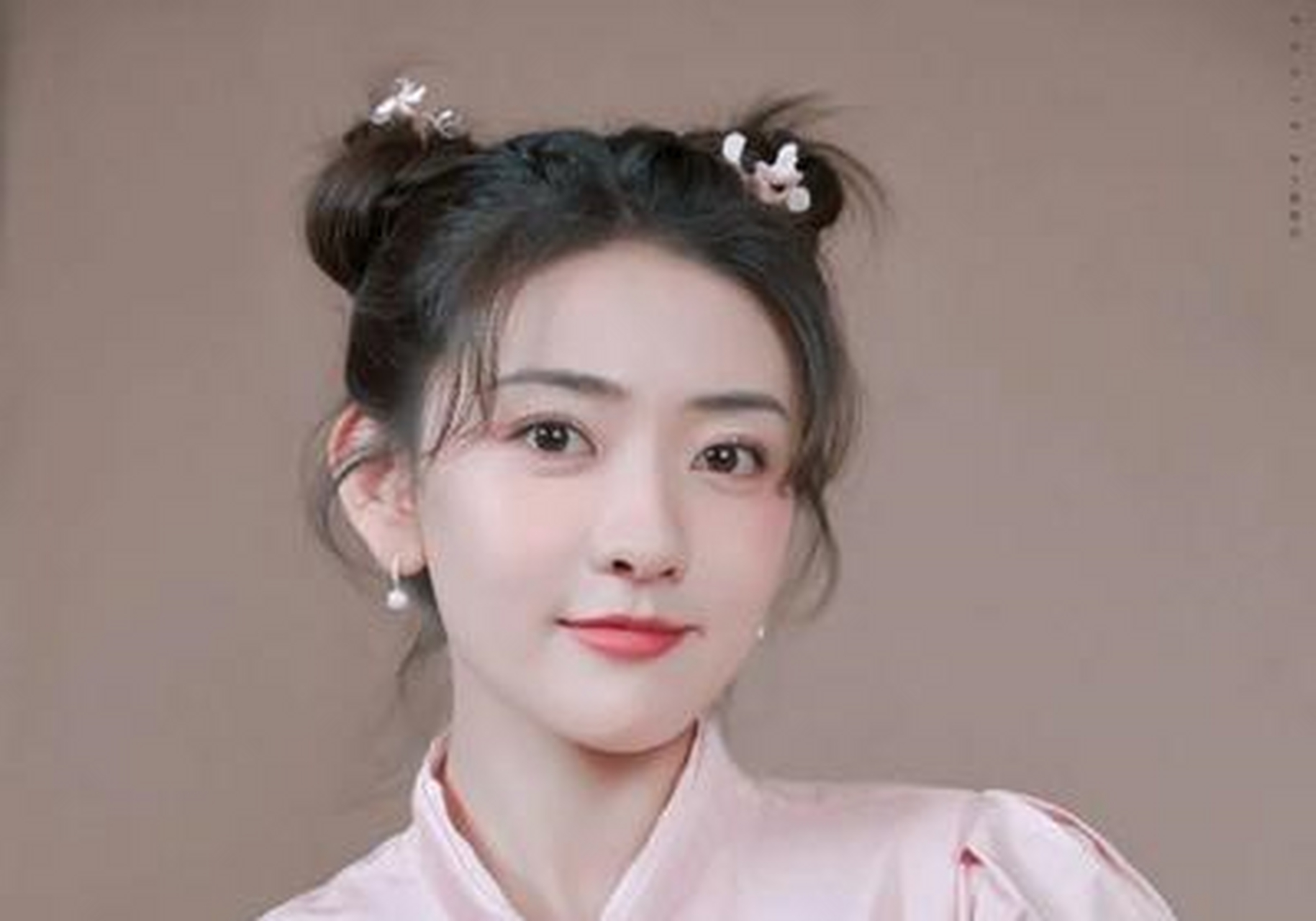 梁洁好久不见,穿粉色旗袍好养眼,真漂亮.