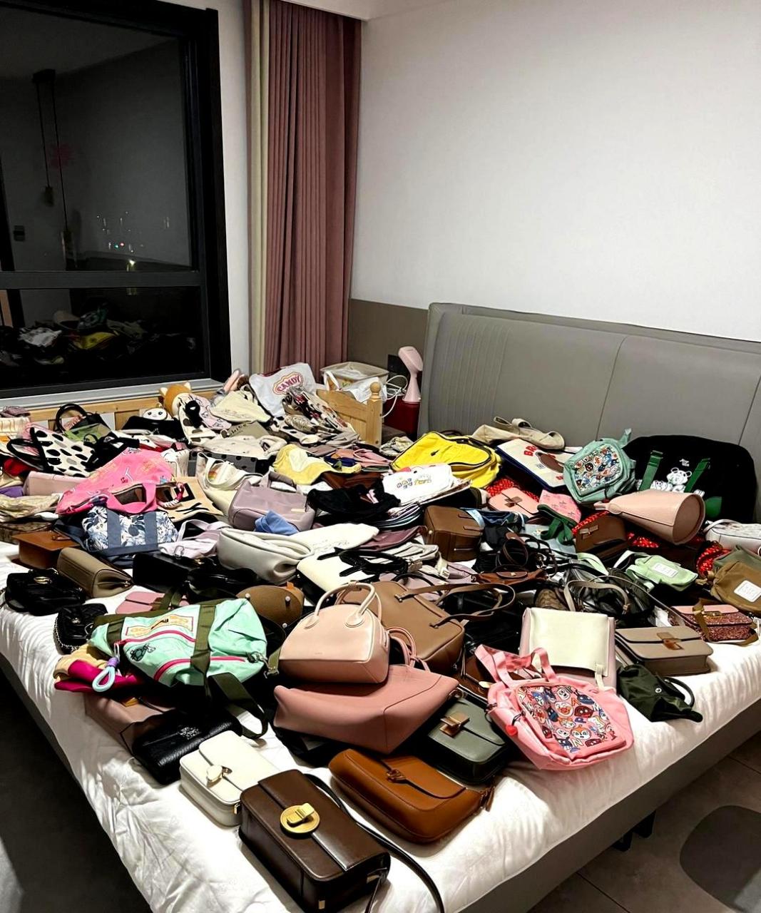 一个疯狂购买包包的女人,确实患有购物狂症.