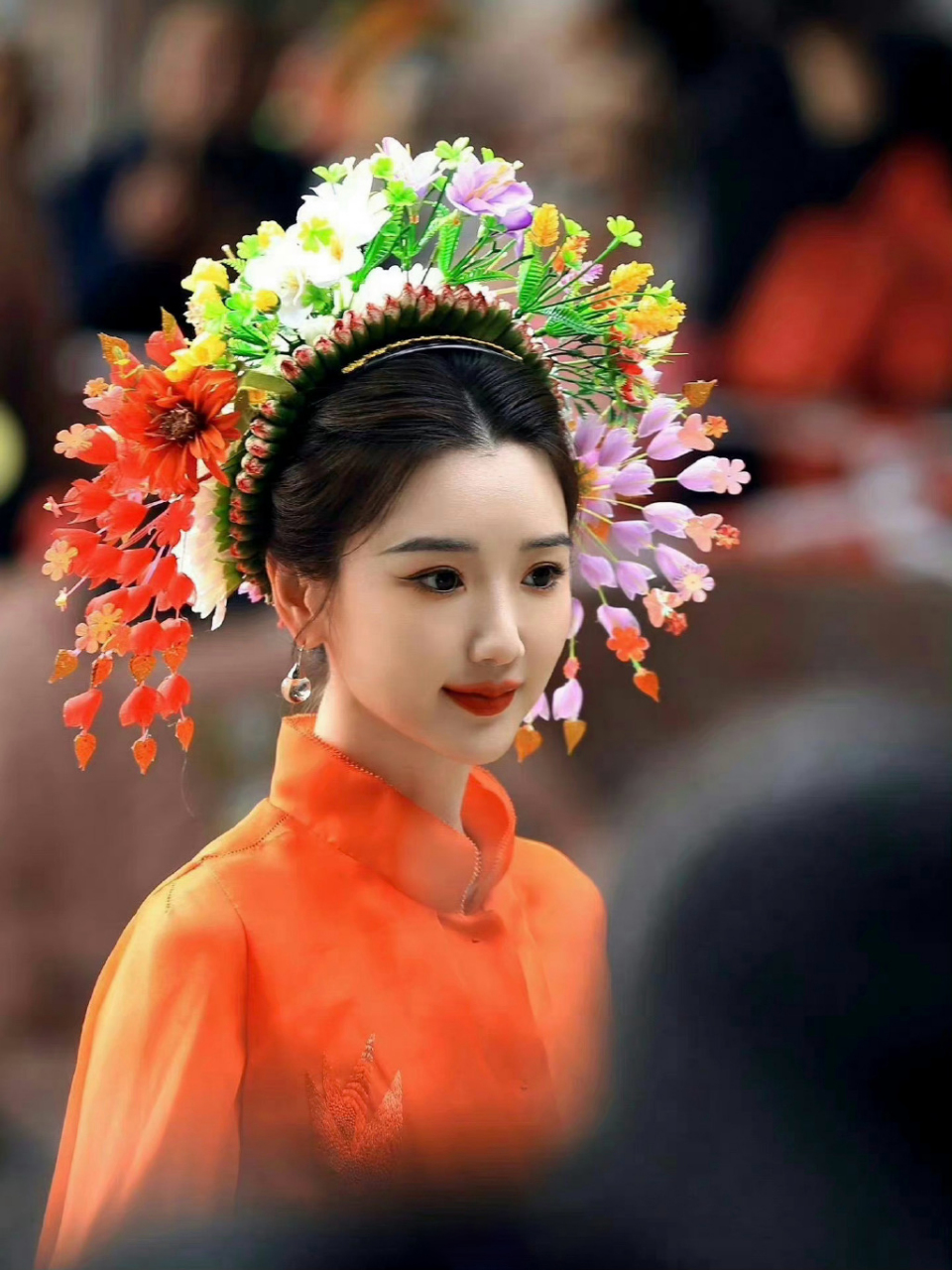 赵丽颖和毛晓彤同款蟳埔女簪花围造型美照,两个美女都是属于脸小小的