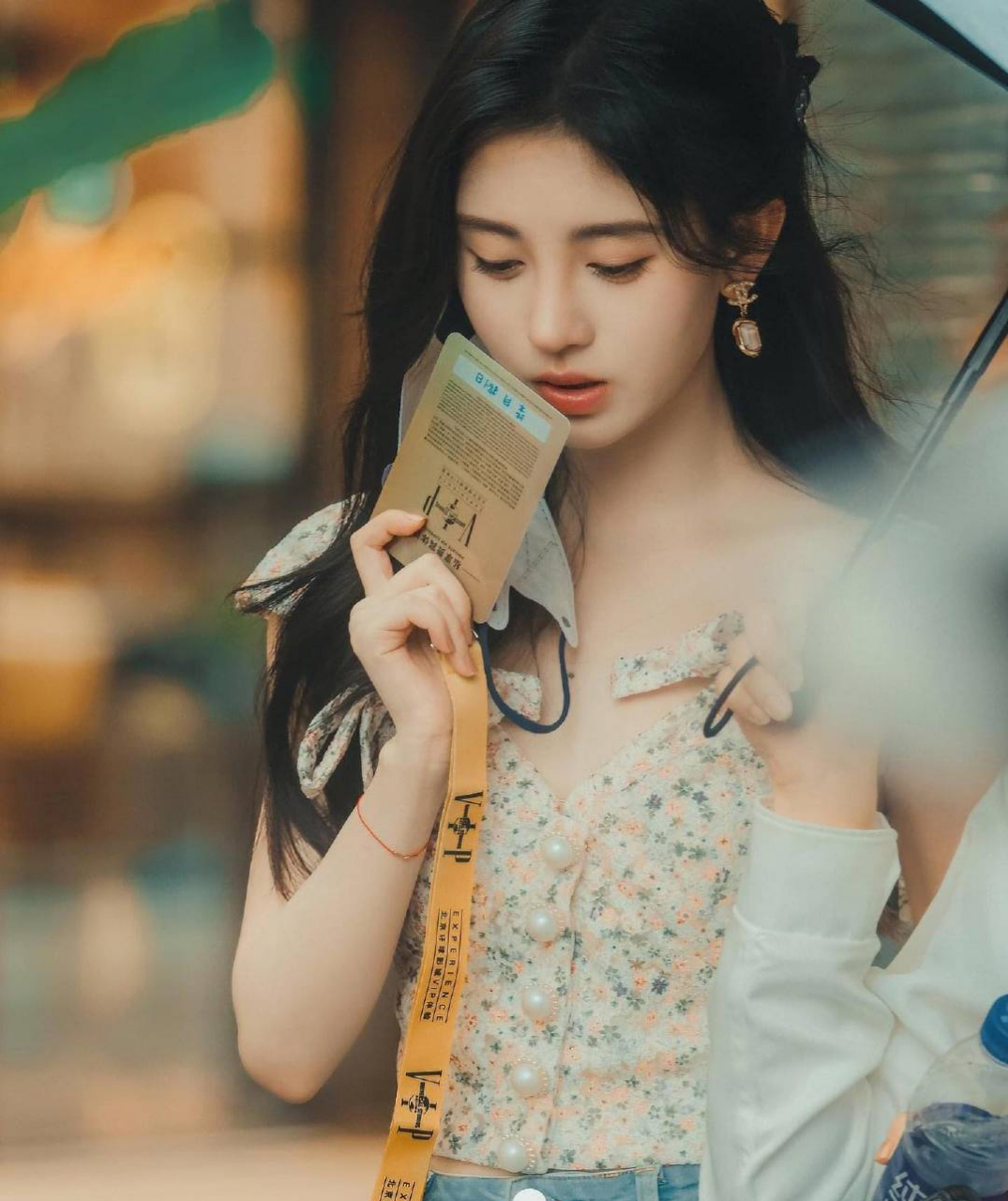 鞠婧祎碎花上衣牛仔裤,清纯浪漫! 676767#鞠婧祎