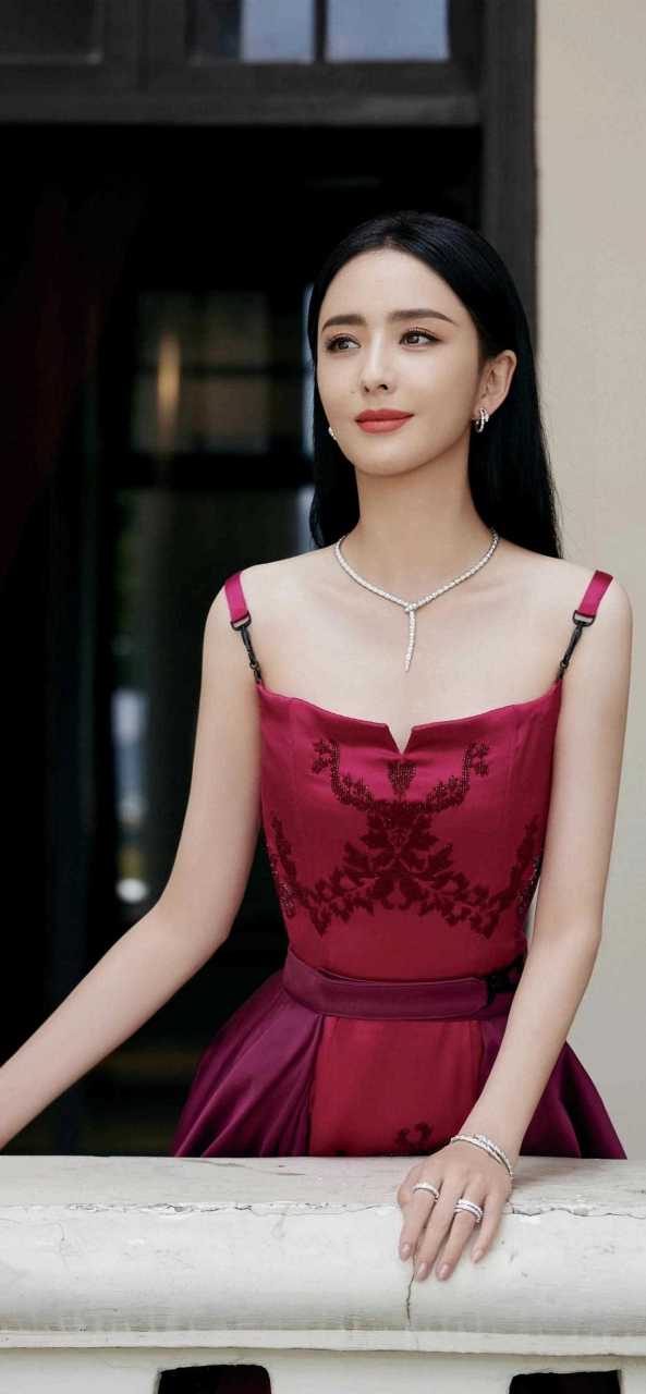 佟丽娅,酒红色吊带礼裙,高贵神秘,端庄大气,状态满分.[浪]