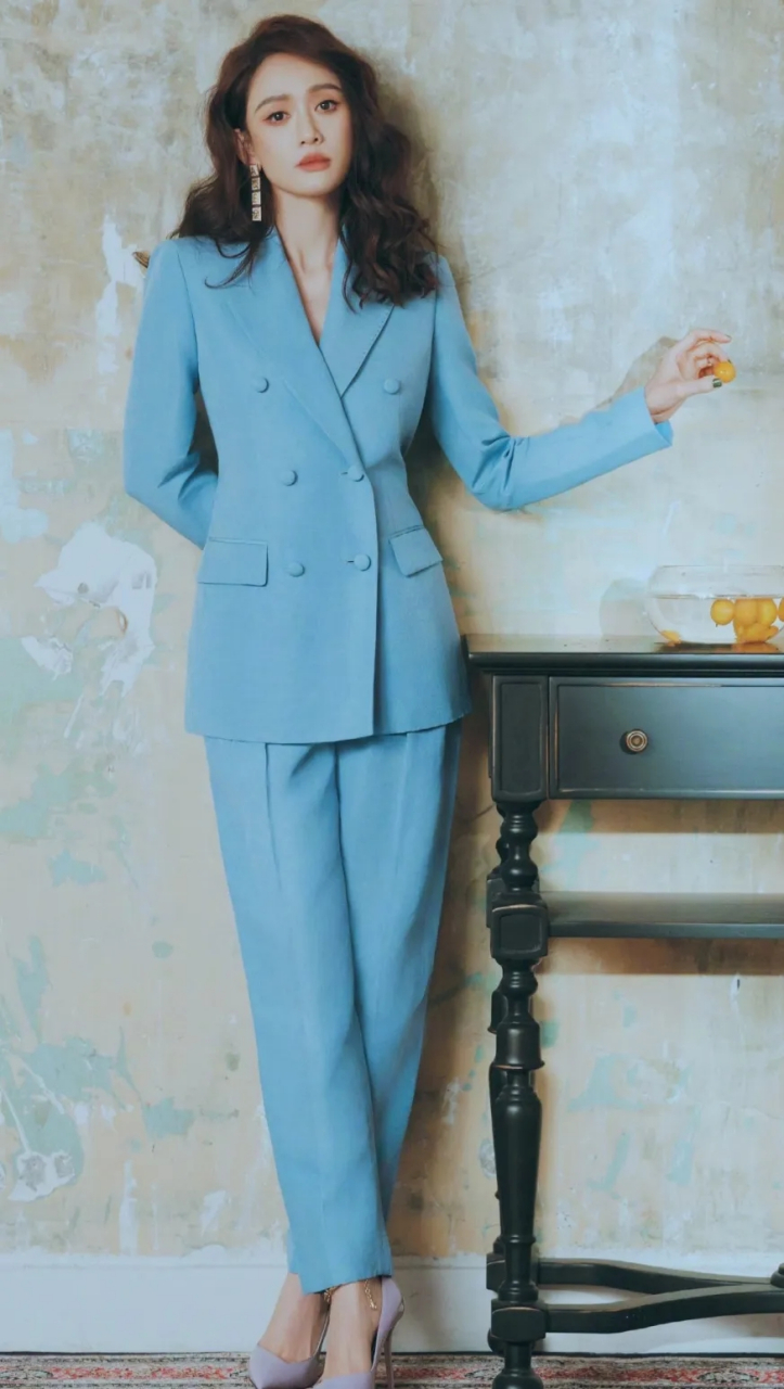 陈乔恩杂志封面写真大片,魅力多变,尽显成熟女人的优雅气质!