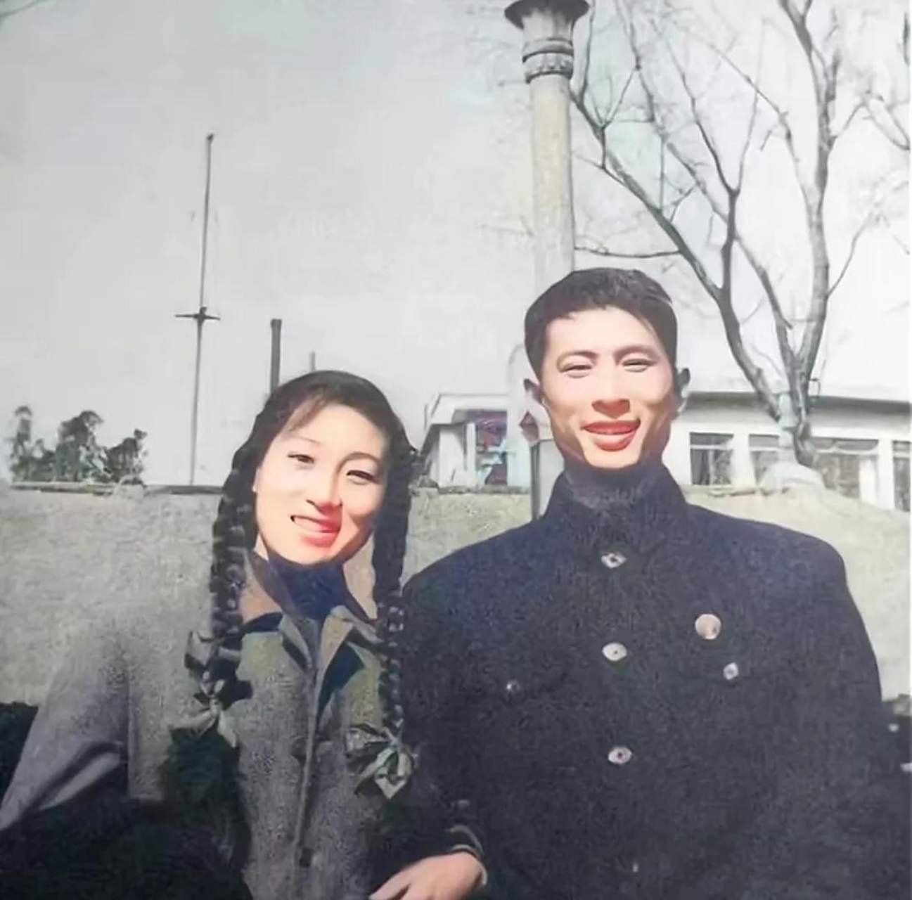 一张罕见的留影,照片中的冯喆优雅帅气,而他的妻子是知名女演员张光如