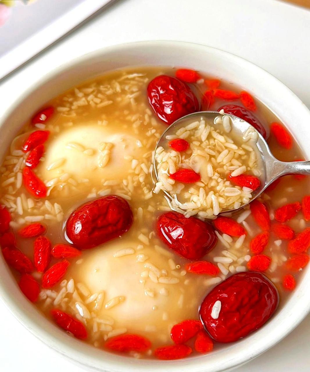 这道红糖酒酿鸡蛋是我妈十几年来一直煮的,对女孩子非常好!