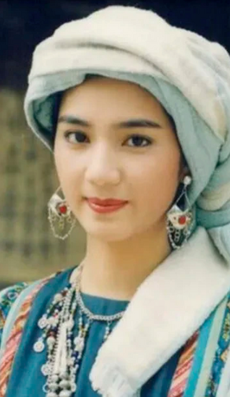 1996年,25岁的女明星洪欣和富商黄国梁分居,耐不住寂寞的她马上与"梁