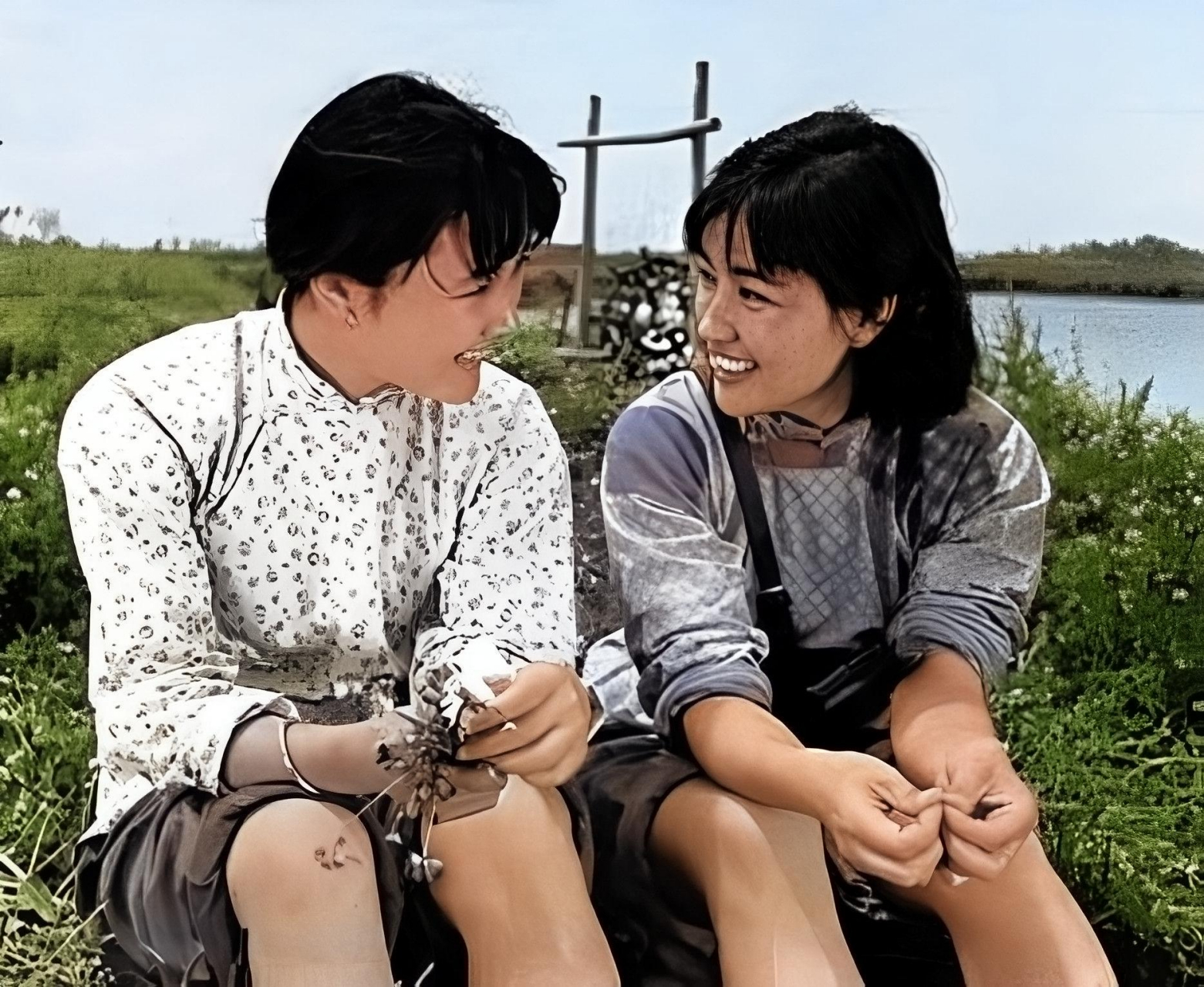 1978年,刘晓庆和陈冲都因他们的电影《小花》在百花奖获得了张合影的