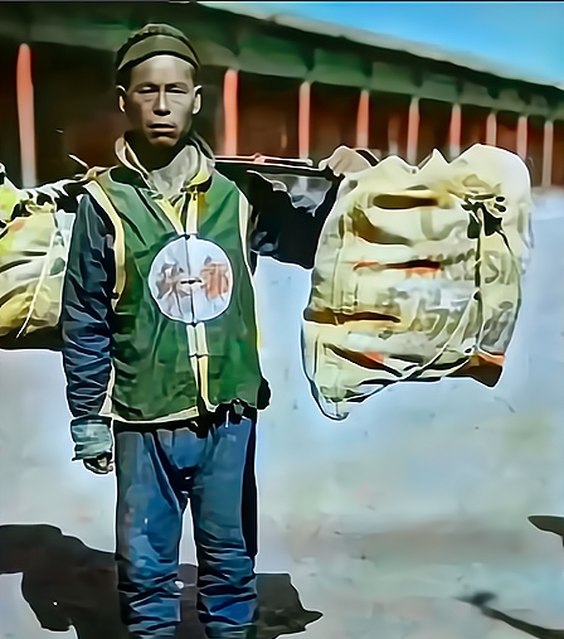 这组照片展示了邮差职业在过去120年中的变化.