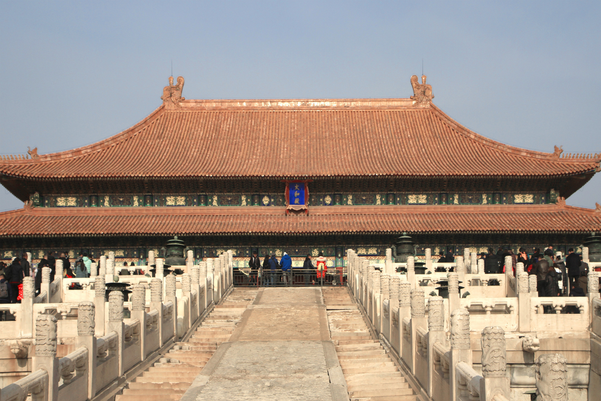 太和殿,故宫前三殿之一,前三殿处于太和门与乾清门之间.